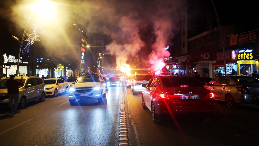 Erzurum’da Galatasaray taraftarı hem şampiyonluğu hem derbi galibiyetini kutladı