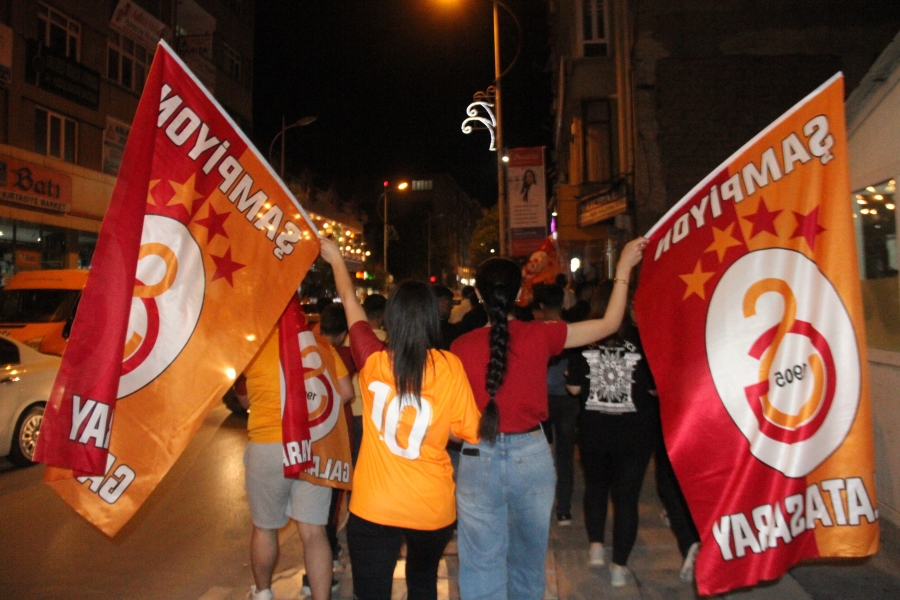 Galatasaraylı taraftarların derbi ve şampiyonluk kutlaması