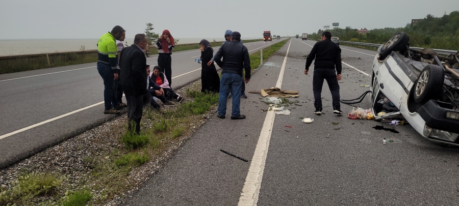 Sinop’ta otomobil takla attı: 2 yaralı