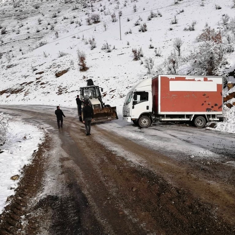 Uludere'de yollar buz pistine döndü, kazalar kaçınılmaz oldu