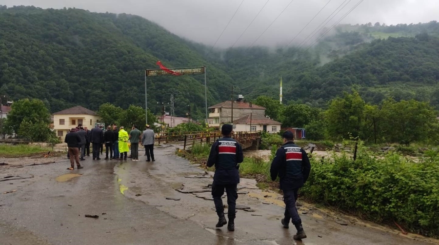 Bafra’da dereler taştı, 13 evi su bastı