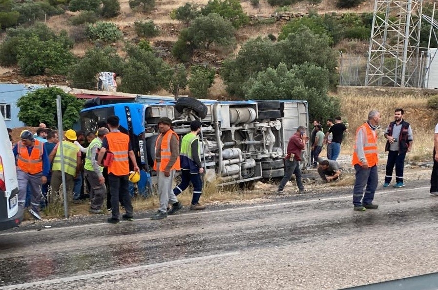 İşçileri taşıyan servis devrildi: 8 yaralı