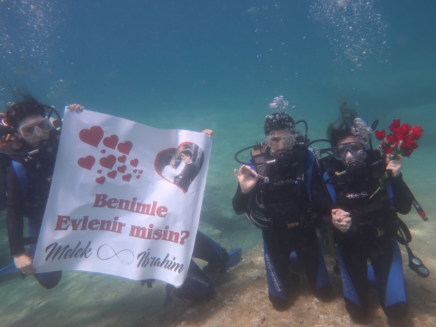 Fethiye'de deniz altında afişli evlilik teklifi