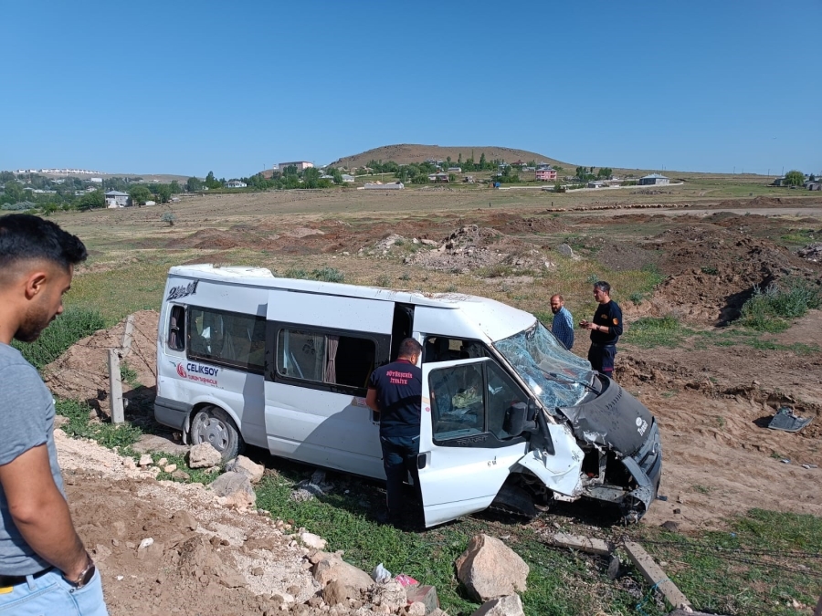 Öğrenci servisi kaza yaptı 8 kişi yaralandı