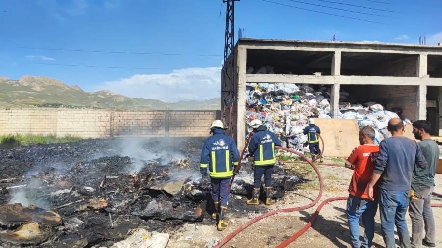 6 ton plastik malzeme yangında küle döndü