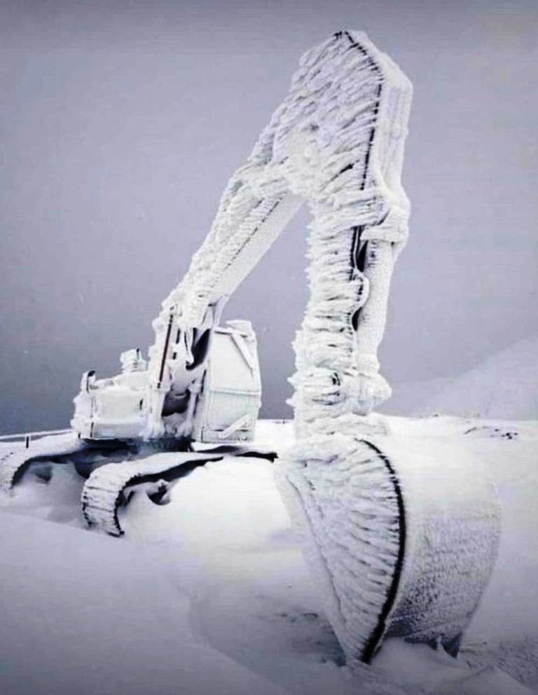 Hava sıcaklığı eksi 20'ye düştü, iş makinası buz tuttu