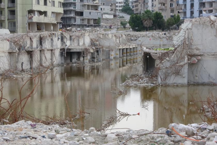 Yüzlerce kişiye mezar olan Rönesans Rezidans'ın enkazı suyla doldu