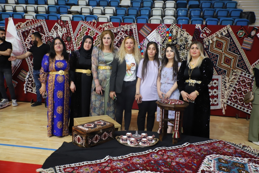 Hakkari’de yılsonu sergisine yoğun ilgi