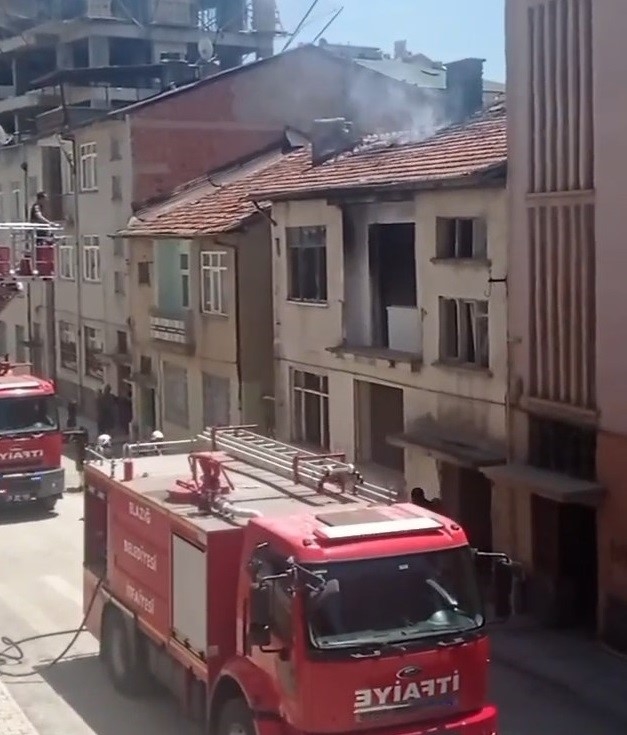 Elazığ'da çatı yangını, büyümeden söndürüldü