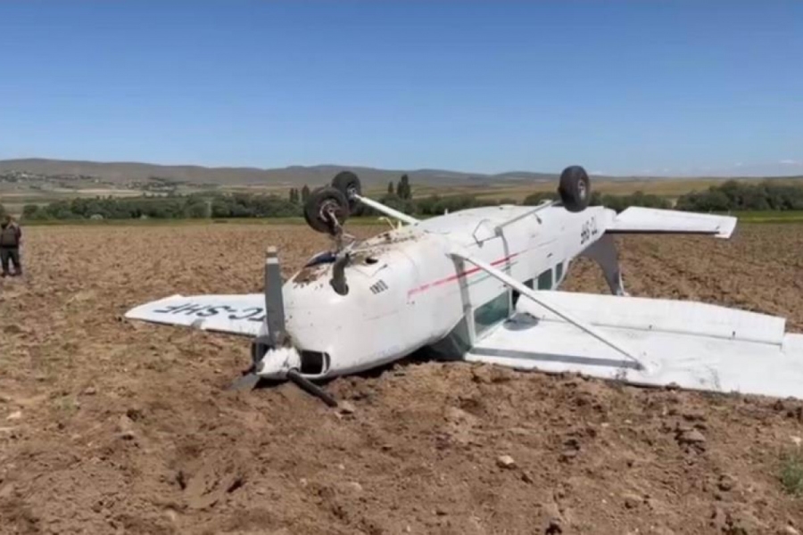 Aksaray'da eğitim uçağı düştü, pilotlar sağ kurtuldu