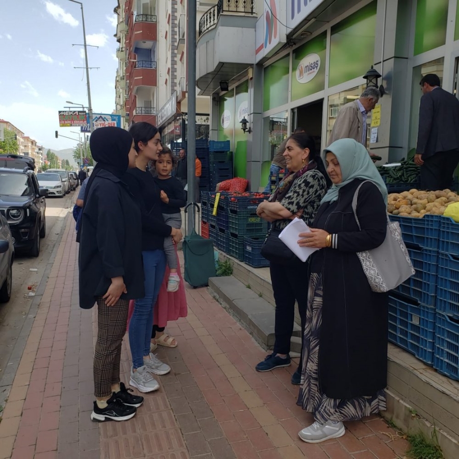 Elazığ’da iki anne, düğün yemeklerinin kaldırılması için imza toplamaya başladı