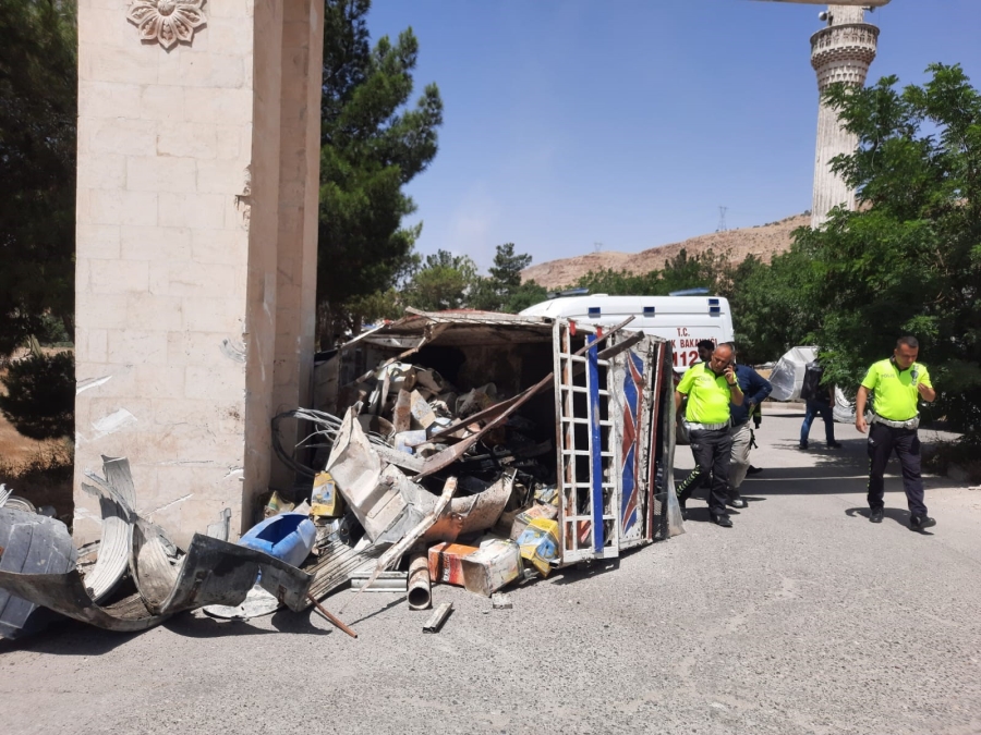 Mardin’de hurda yüklü araç devrildi: 1’i ağır 2 yaralı