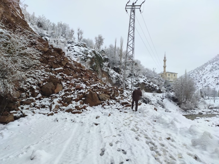 Heyelan 27 köye ulaşımı kapattı, ekiplerin 6 saatlik çalışması ile yol yeniden açıldı