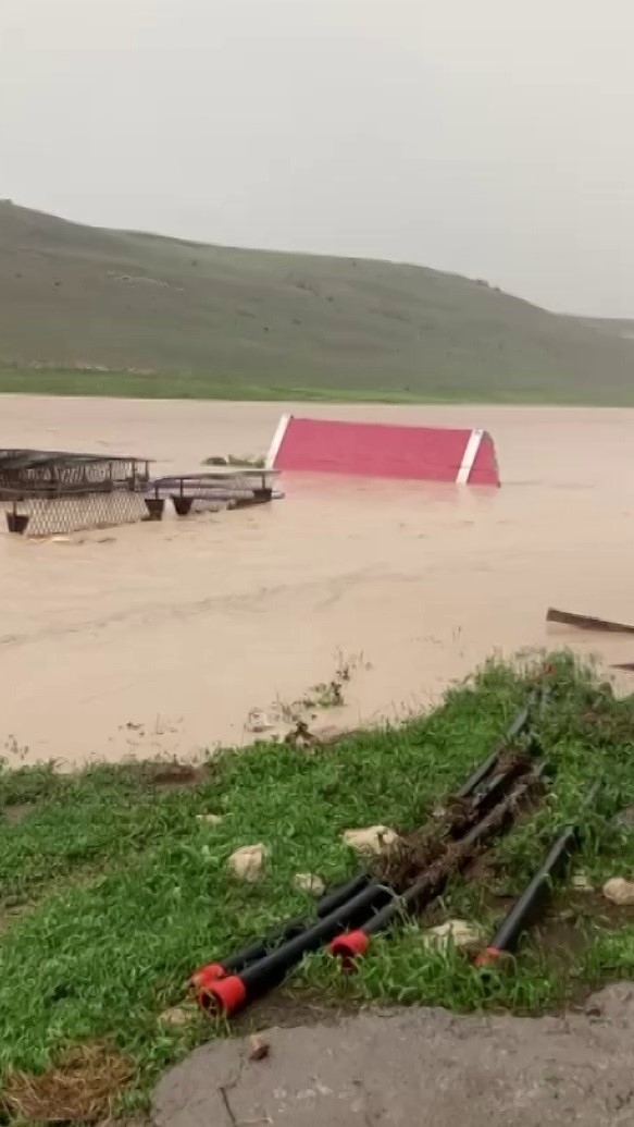 Sel, tarım arazilerine zarar verdi