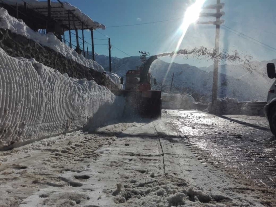 Ekipler zorlanınca devreye kar küreme aracı girdi