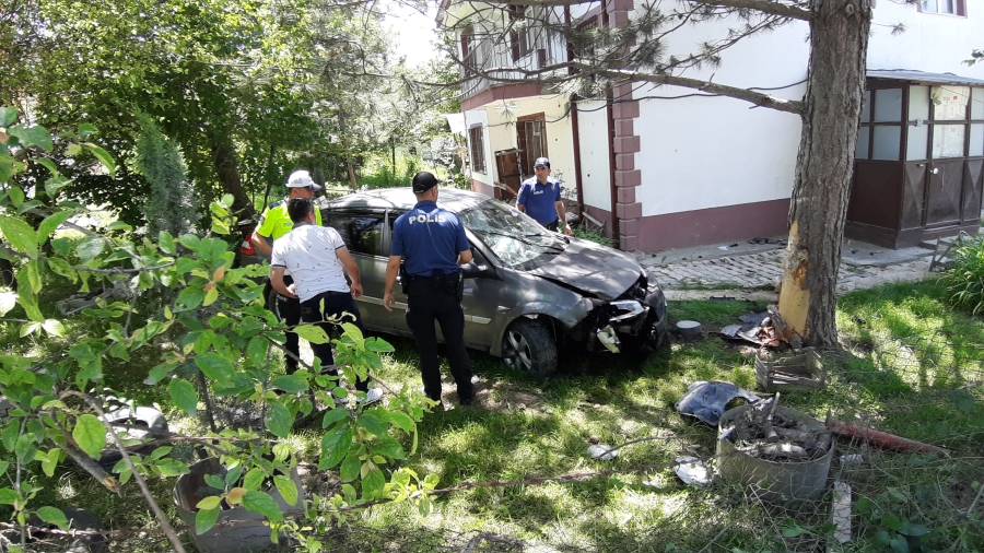 Bolu’da kontrolden çıkan otomobil bahçeye daldı: 1 yaralı