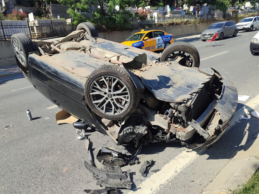 Küçükçekmece’de kaza yapan otomobil takla atıp ters döndü