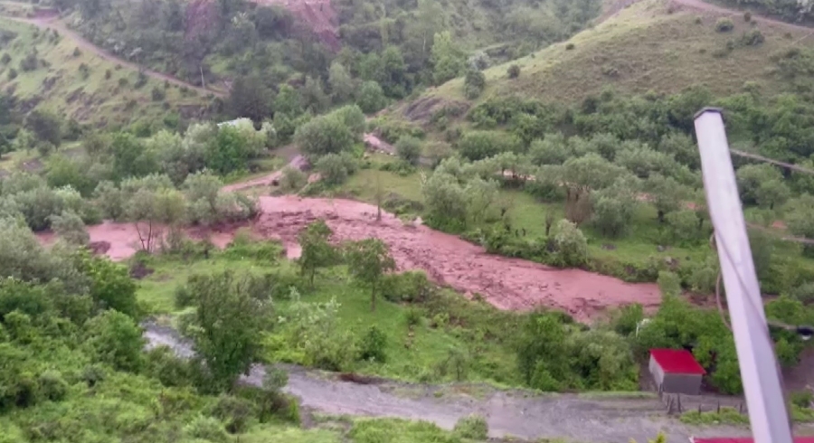 Sivas’ta meydana gelen selde mahsur kalan 9 kişiyi ekipler kurtardı