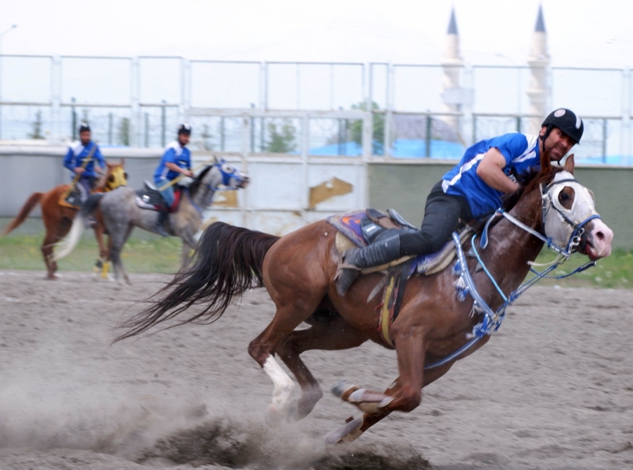 Erzurum’da atlı cirit heyecanı