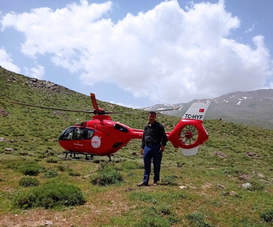 Bahçesaray kırsalında ayağı kırılan çoban ambulans helikopterle hastaneye kaldırıldı