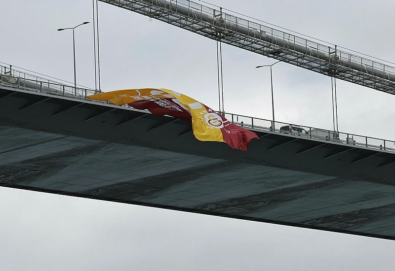 Şampiyon Galatasaray’ın bayrakları İstanbul Boğazı’nda dalgalanıyor