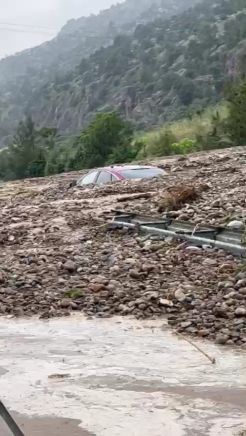 Selin dağlardan getirdiği çamur 2 aracı böyle yuttu