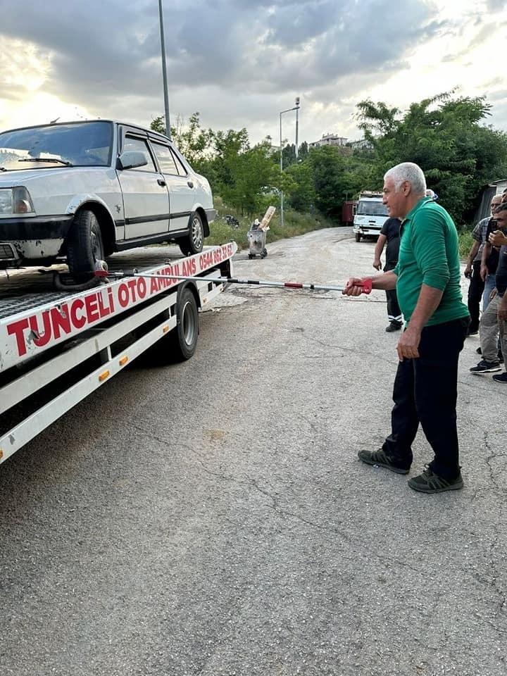 Araç içerisinde sıkışan dev yılan, ekipler tarafından kurtarıldı