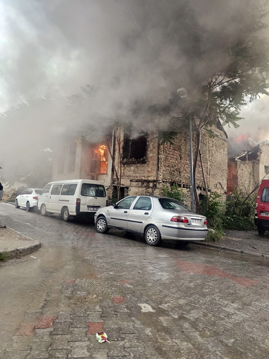 Yıldırım düşen boş haldeki evde yangın çıktı