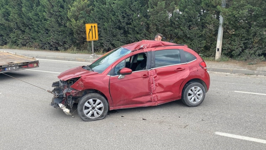 Otomobil önce kaldırıma sonra direğe çarptı: 2 yaralı