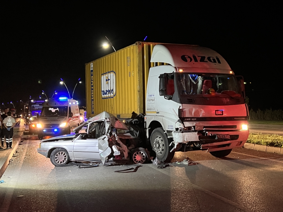 Manisa’da kamyonun çarptığı otomobil hurdaya döndü: 1 yaralı