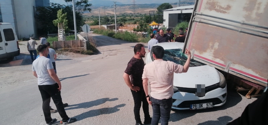 Zincirleme kazaya karışan araç, yoldan geçen otomobilin üzerine devrildi