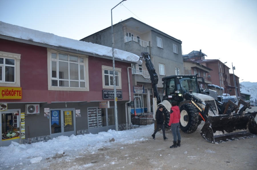 Kepçeyle çatıdaki karları temizlediler