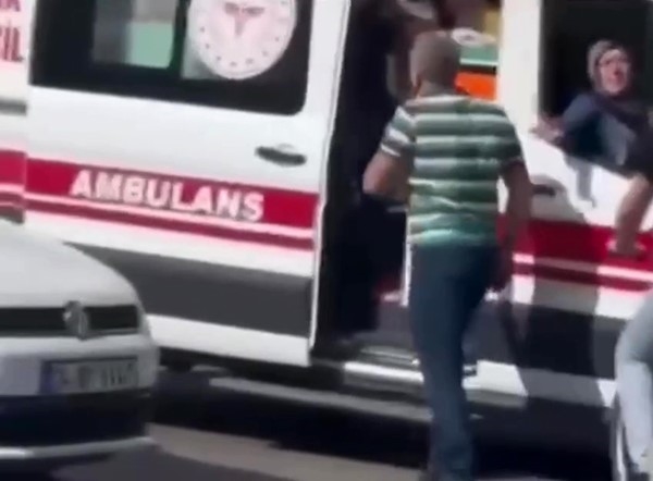 Tuzla'da yol vermeyip ambulansı durdurdu, 'hasta mı var' diye sordu