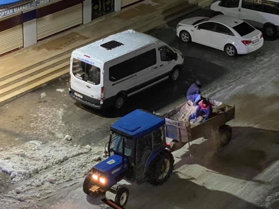 Uludere Belediyesi buzlanmaya karşı tuzlama çalışması başlattı