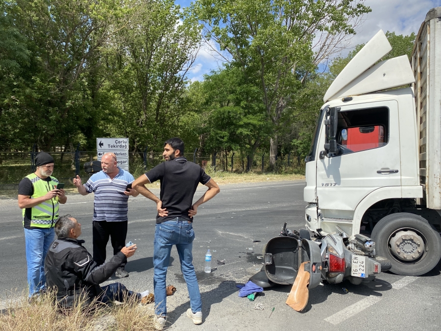 Çorlu’da motosiklet kamyonun altına girdi: 1 yaralı