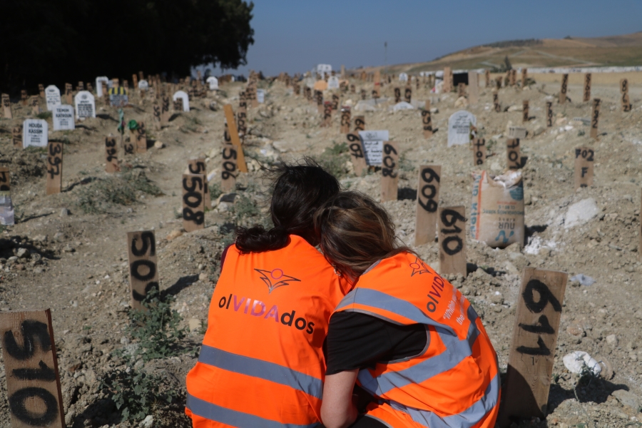 Deprem mezarlığı yardımsever İspanyolların yüreklerini burktu