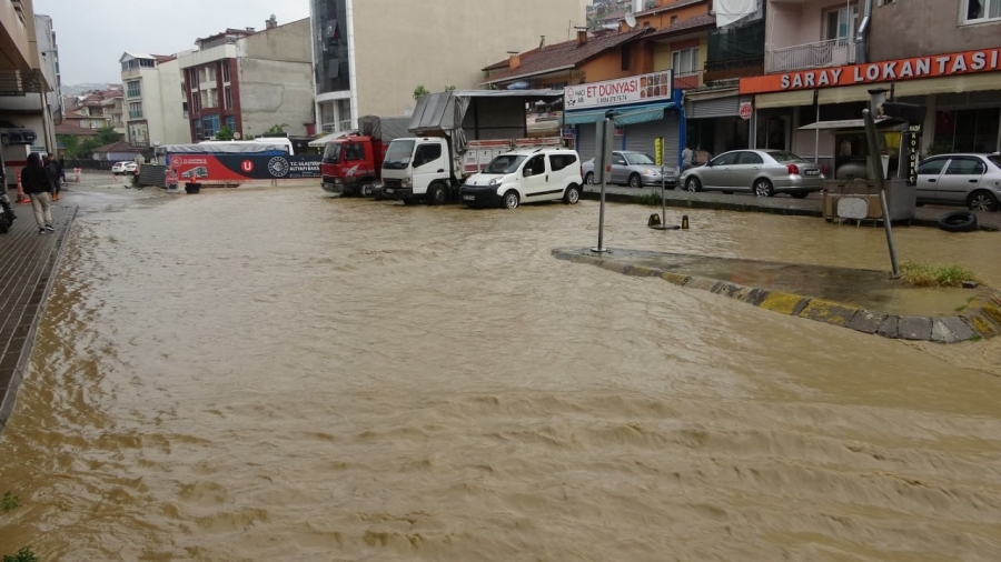 Kocaeli’de yağmur caddeleri göle çevirdi