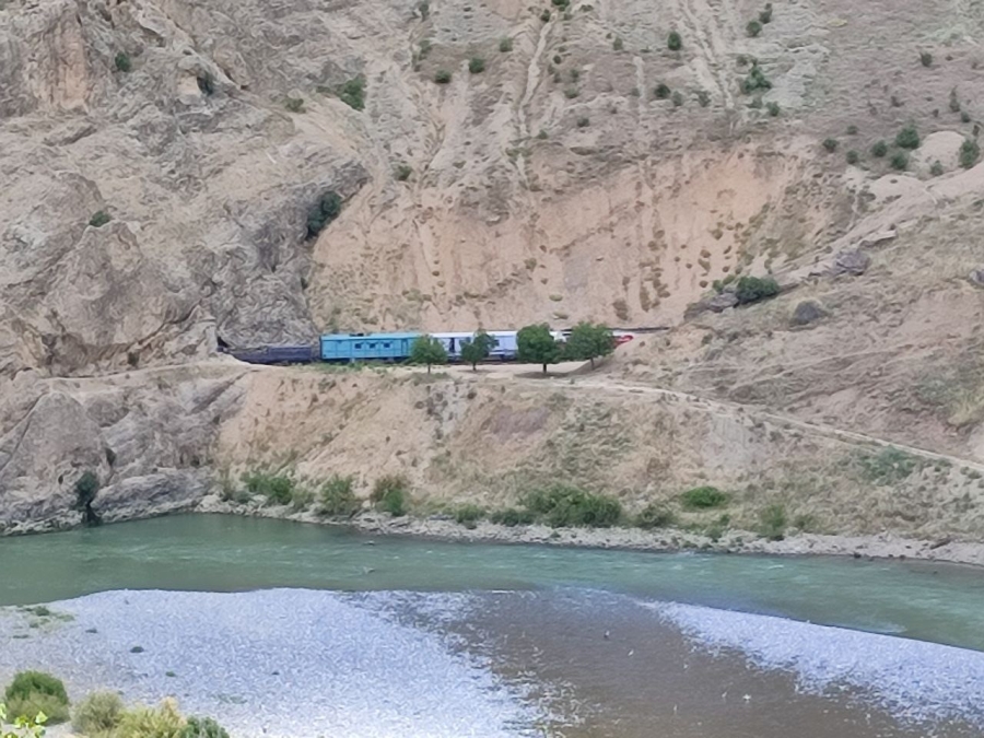 Elazığ'da trenin çarptığı işçiler ağır yaralandı