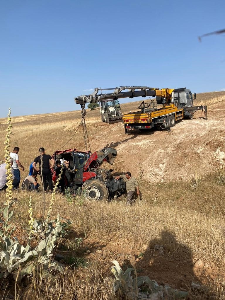 Uçuruma yuvarlanan traktör vinçle çıkartıldı