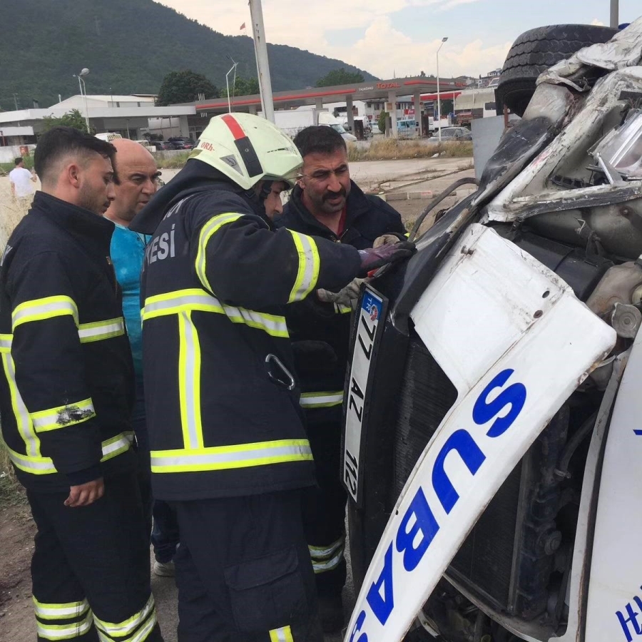 Yalova’da otomobille çarpışan minibüs devrildi: 9 yaralı