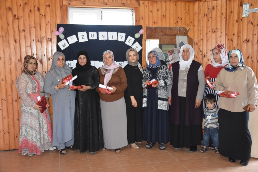 Siirt’te okuma yazma öğrenen kadınlar sertifika almanın mutluluğunu yaşadı