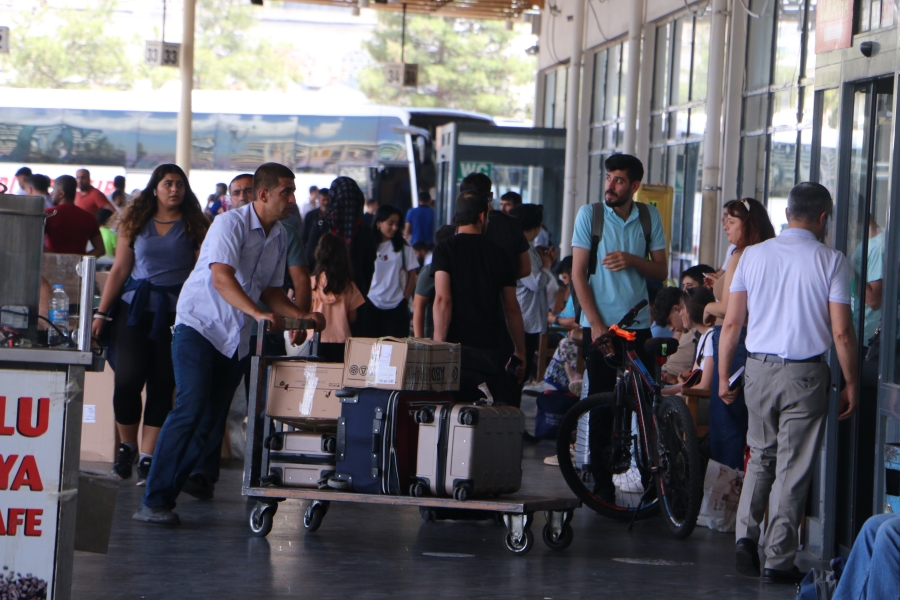 Diyarbakır Otogarı'nda bayram öncesi geliş hareketliliği