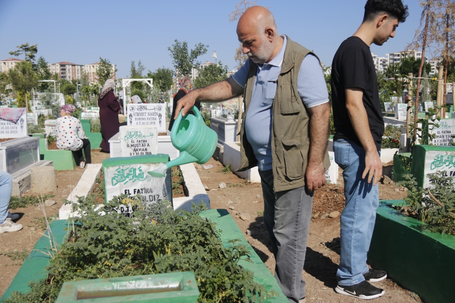Diyarbakır’da depremzedeler gözyaşları içinde yakınlarının mezarına gitti