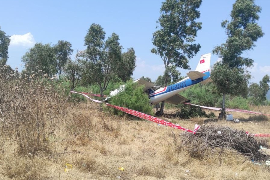 İzmir Selçuk'ta özel bir uçak araziye düştü: 2 yaralı