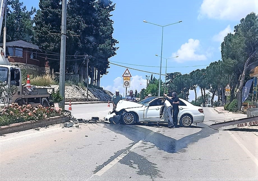 Lüks araç aydınlatma direğine çarptı: 2 yaralı