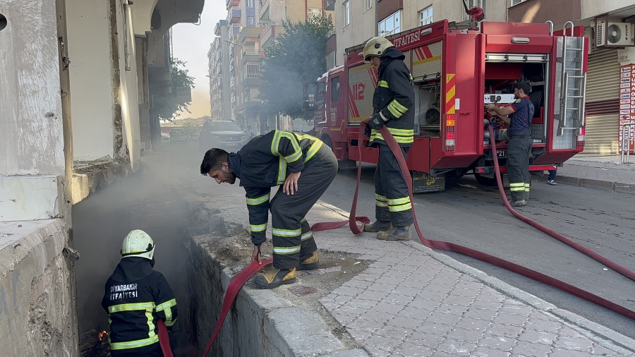Diyarbakır'da ağır hasarlı 7 katlı binanın bodrum katında yangın