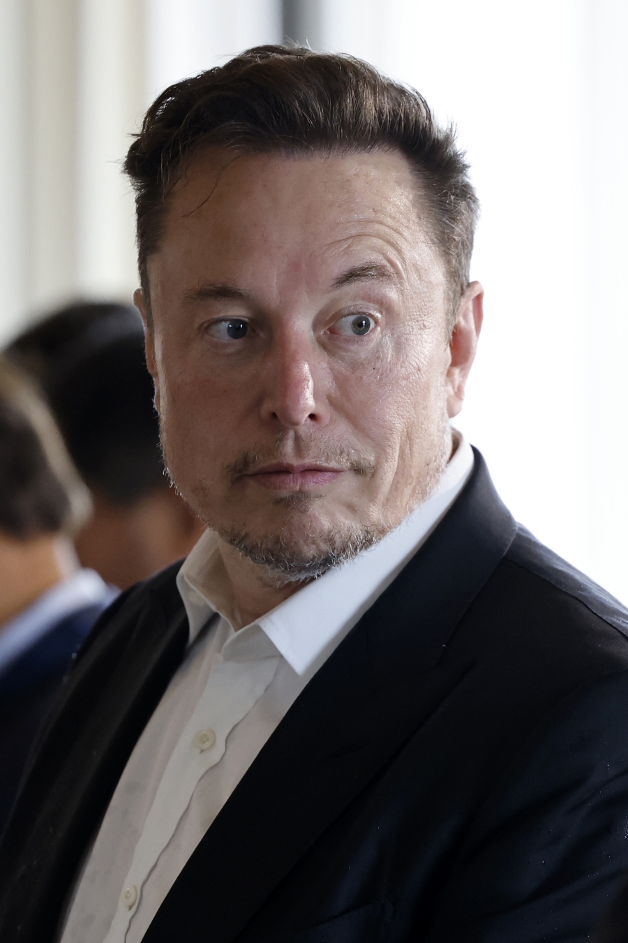 Musk’tan Twitter’a geçici sınırlama