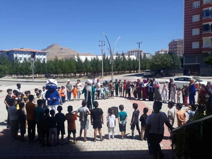 Diyarbakır’da çocuklar oyunlar eşliğinde caminin yolunu tuttu