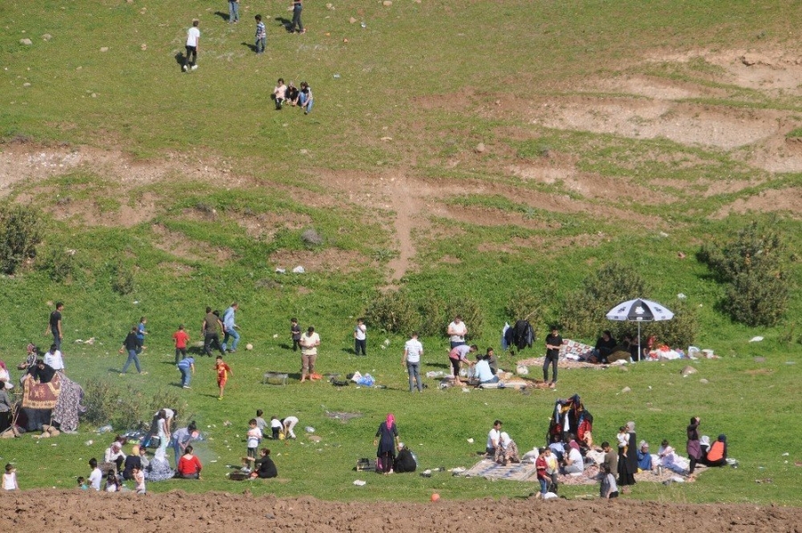 SICAKTAN BUNALAN VATANDAŞLAR DERELERE VE PARKLARA AKIN ETTİ