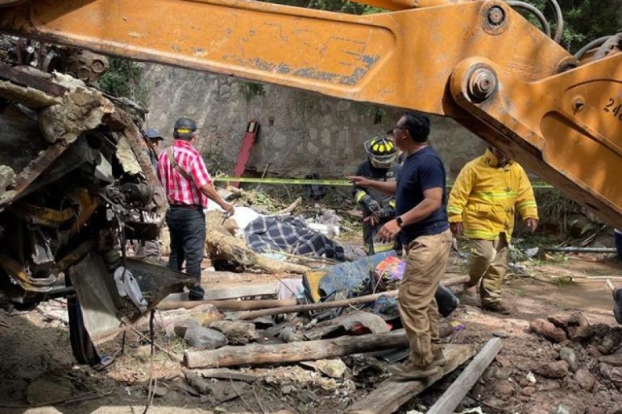 Yolcu otobüsü şarampole yuvarlandı: 26 ölü, 17 yaralı